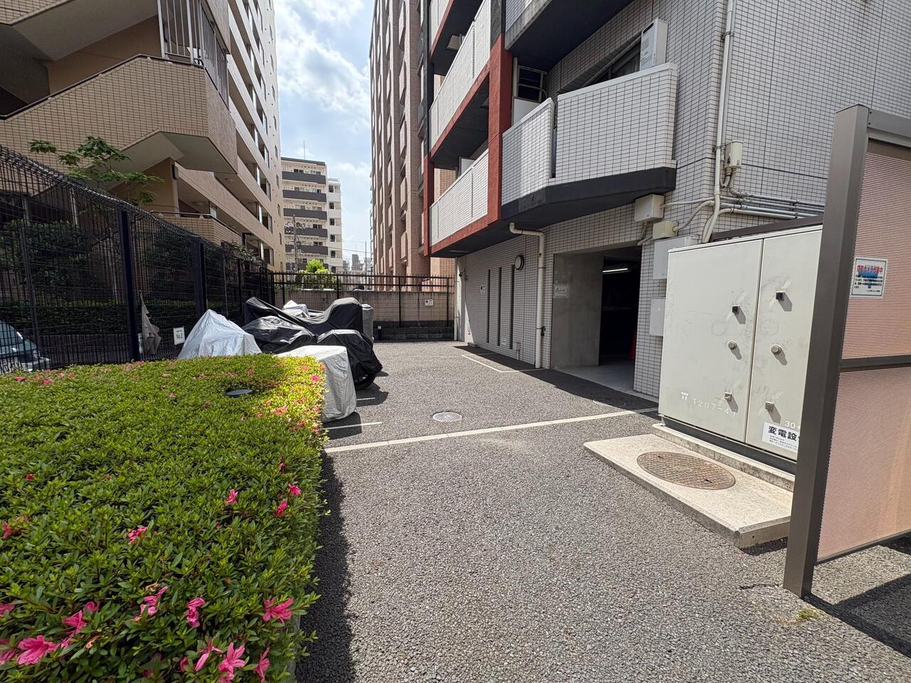 【現地外観写真】バイク置き場と駐輪場は、防犯性の高い敷地内に設けられています。