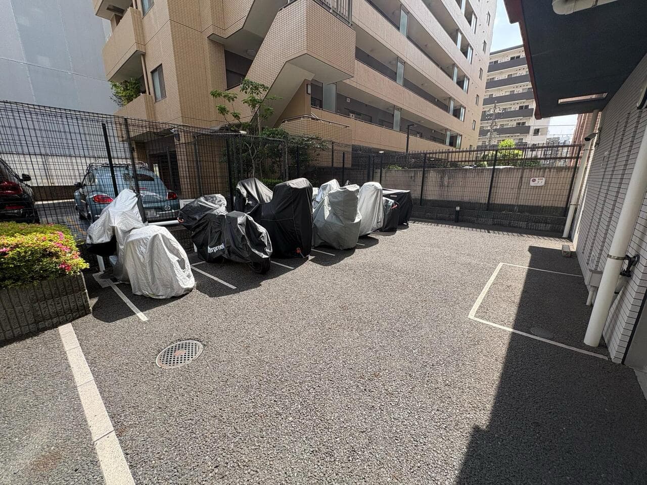 【バイク置き場】ご利用には別途費用が掛かります。空き状況等詳細は、お問い合わせください。