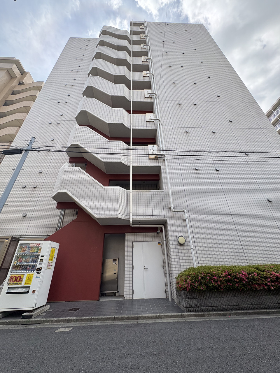 【現地外観写真】鉄筋コンクリート造、10階建ての7階に位置しています。南向きの角住戸につき、陽当たり良好です。