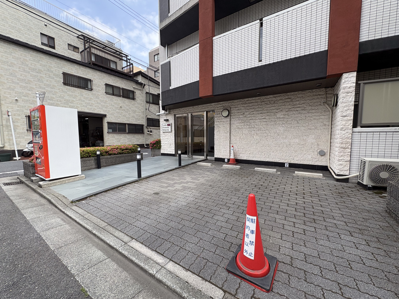 【エントランス】住民を迎え入れてくれるアプローチ。敷地内には駐車場がございます。空き状況は変動いたしますので、随時お問い合わせください。