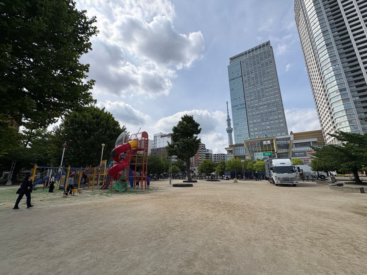 【錦糸公園】徒歩7分。「オリナス錦糸町」に隣接した公園です。スカイツリーを眺められる公園として、子ども連れのファミリーなどで賑わっています。