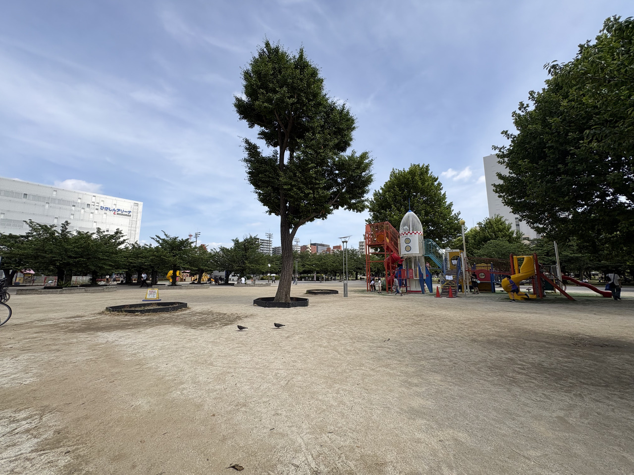 【錦糸公園】徒歩7分。園内には滑り台付きの複合遊具があります。春は桜、夏はドライミストや水が飛び出る施設もあり、四季折々を感じることができます。
