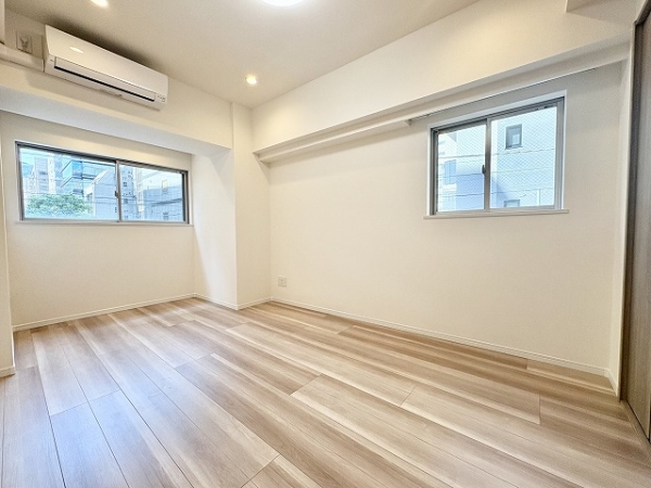約7.5帖の洋室は2面採光のお部屋です。