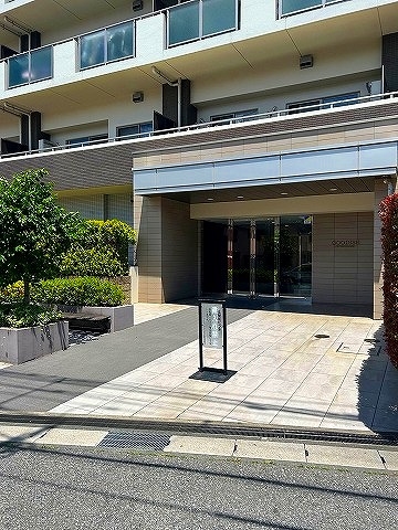 エントランス前