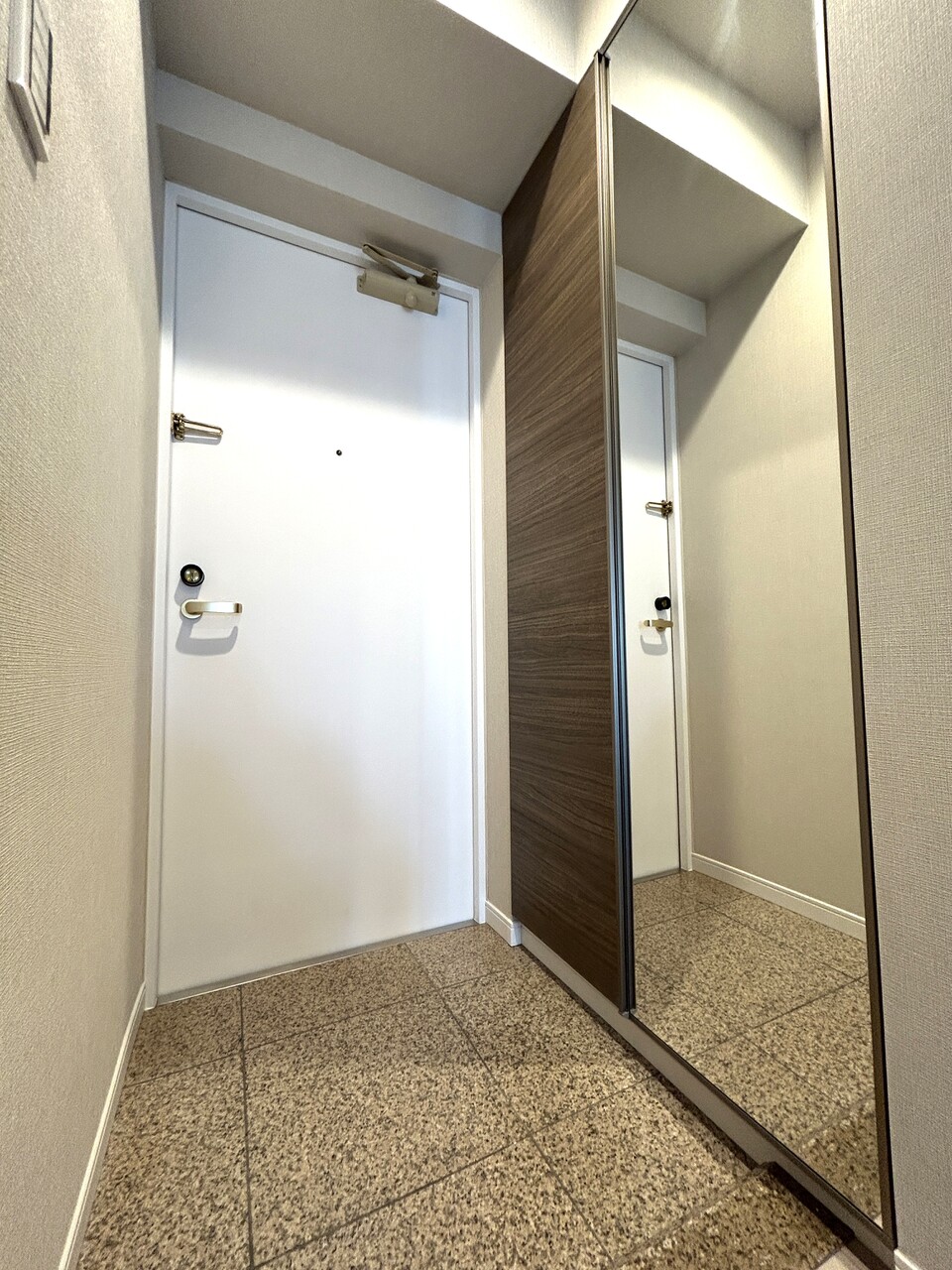 【玄関】シューズクローゼットの扉に鏡がついているので、姿見として利用可能です。リビングとの間にドアがあるため、宅配業者等が来た際に、リビングが丸見えになりにくい設計です。