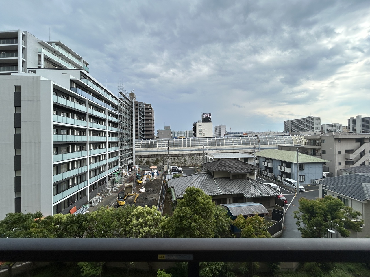 【住戸からの眺望写真】目の前の視界を遮る大きな建物が隣接していないため、ゆったりとした眺望を楽しむことができます。※眺望は将来にわたって保証するものではありません。