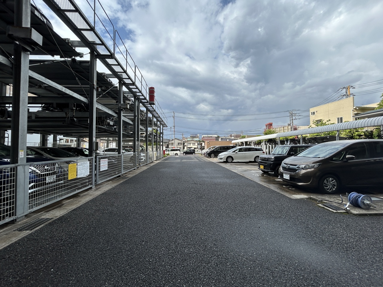 【駐車場】敷地内の駐車場がご利用いただけます。利用料金や空き状況等、詳細はお気軽にお問い合わせください。