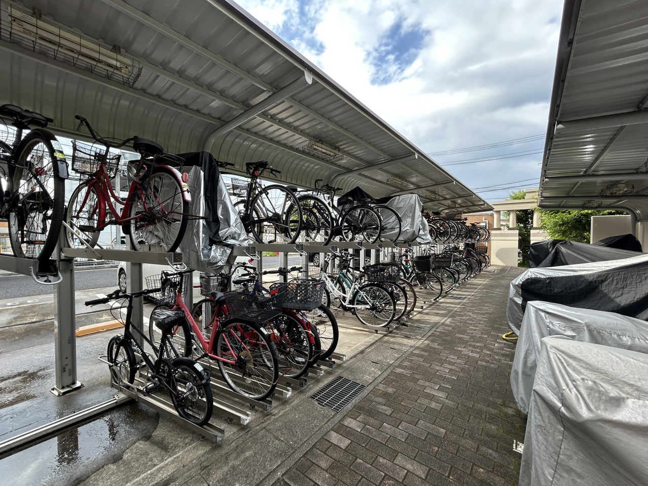 【駐輪場】屋根付きなので、自転車が雨に濡れることや直射日光から守ることができます。2段式のサイクルラックが設置されています。