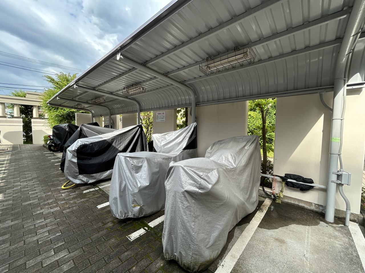 【バイク置き場】バイク置き場は綺麗に整頓されています。雨風や汚れが気になりにくい屋根付きです。