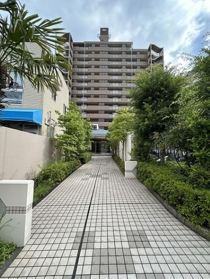 【現地外観写真】住民に癒しを与えてくれるマンション敷地内の植栽には、目隠しの効果もあり、外からの視線を遮ります。