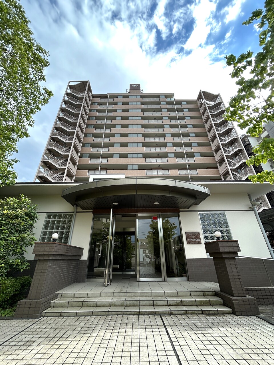 【現地外観写真】鉄筋コンクリート造地上14階建て4階部分に位置している2LDK。徒歩5分圏内にスーパーとコンビニが揃っています。