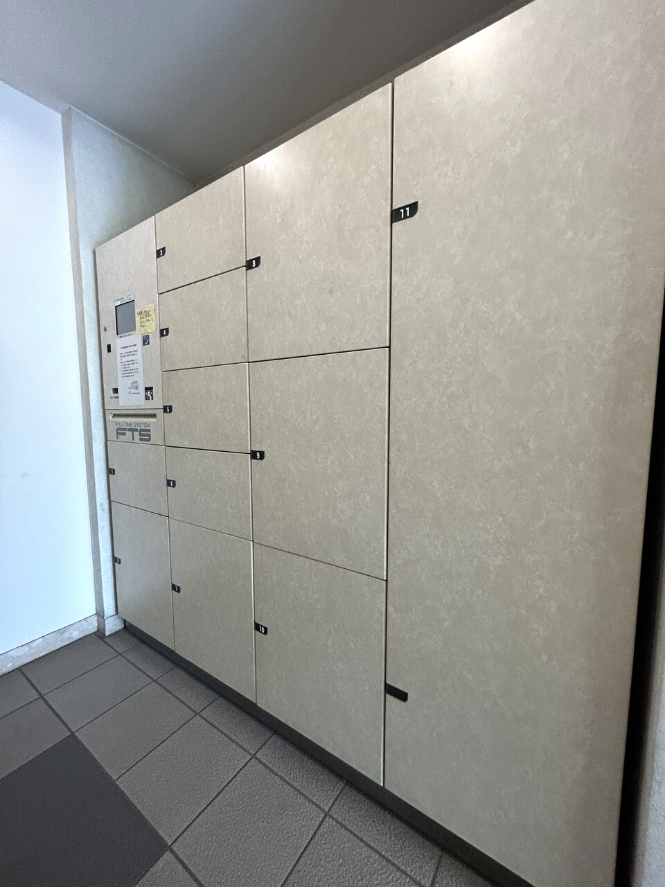 【宅配ボックス】宅配ボックスが設置されています。不在時でも荷物を受け取ることができ、再配達の手間も省けます。