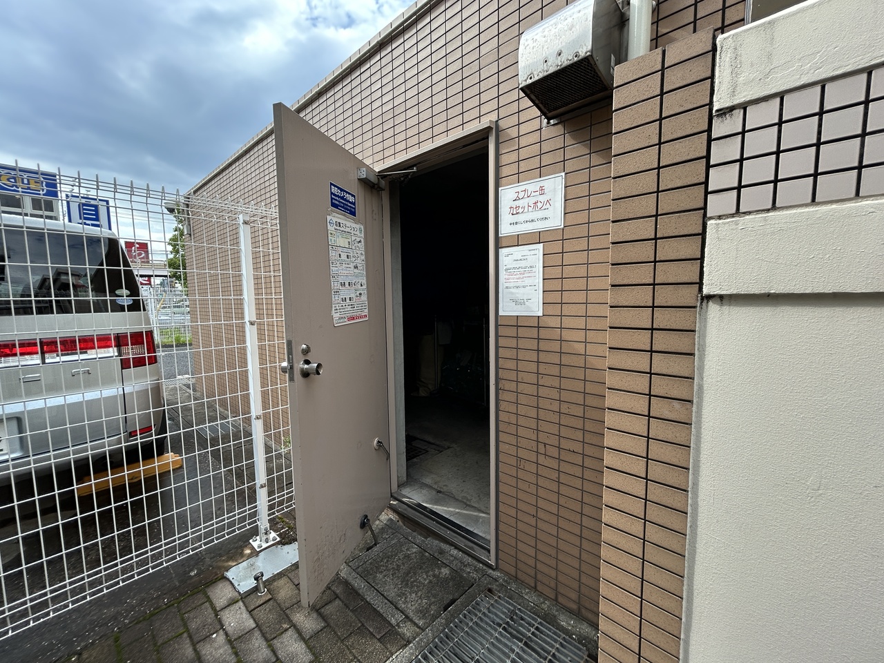 【ゴミ集積所】マンションの敷地内にゴミ集積所が設けられていますので、遠くまでゴミを捨てに出かける必要がありません。