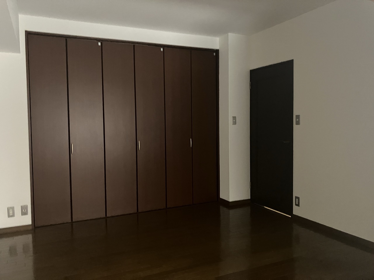 【納戸】納戸へは廊下と洋室の2ヶ所からアクセスできます。フローリング仕様につき、日々のお手入れがしやすいです。