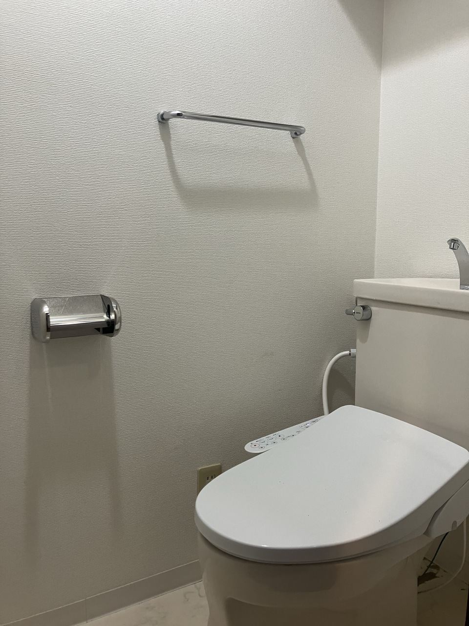 【トイレ】ホワイトカラーを基調とした清潔感のあるトイレです。手洗いタンク付きで、使用後すぐに手を洗うことができ、衛生的です。