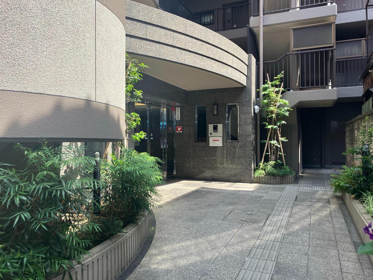【エントランス】手入れが行き届いたエントランスは、オートロックで管理されています。来客時に、TVモニタ付きインターホンで確認できるので安心です。