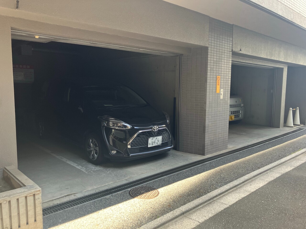 【駐車場】マンション敷地内に駐車場が設けられています。使用料金や現在の空き状況など、詳細については、直接お問い合わせください。