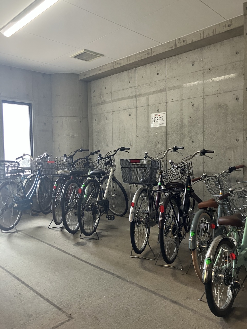 【駐輪場】駐輪場は防犯性の高い敷地内に設けられています。室内ですので、雨風の影響を受けずに駐輪することができます。