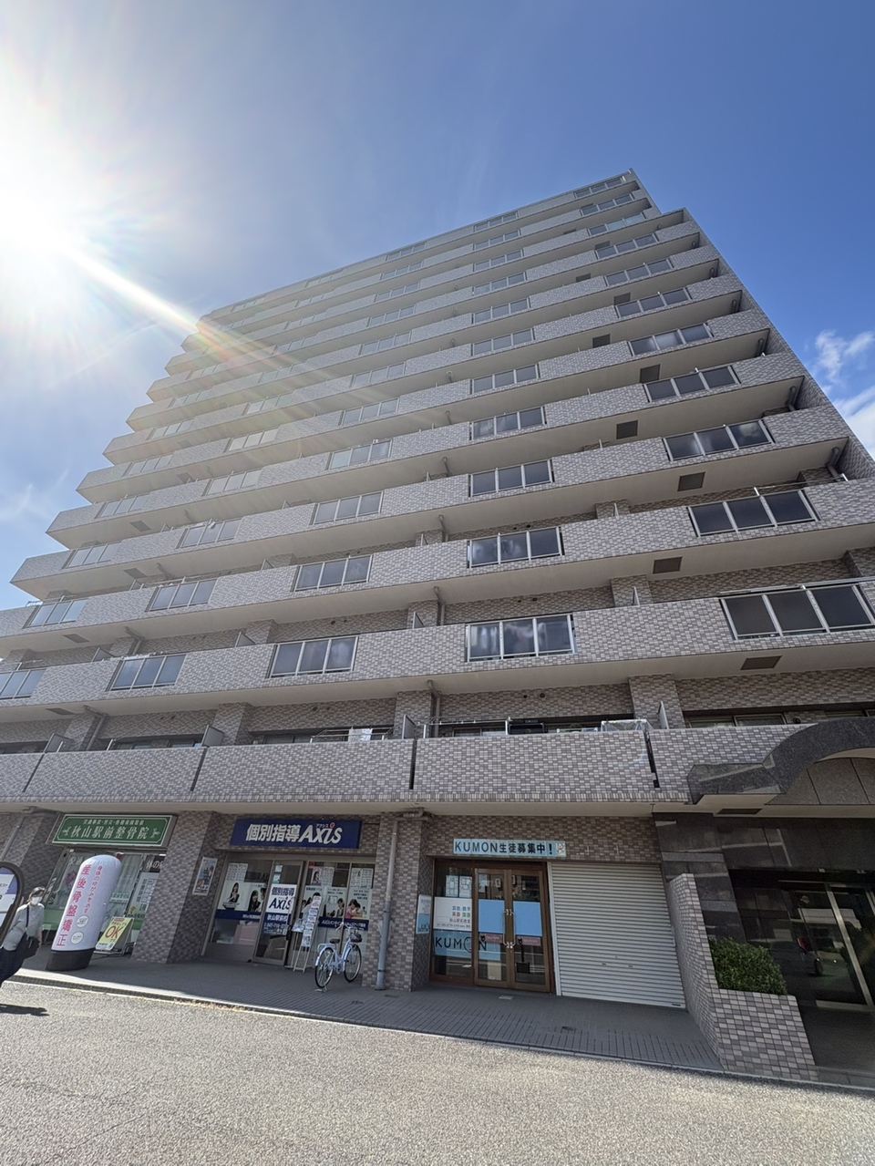 【現地外観】地下1階付き地上13階建マンション、12階部分の南向き住戸！北総線「秋山」駅まで徒歩1分。通勤・通学にも便利な立地です。