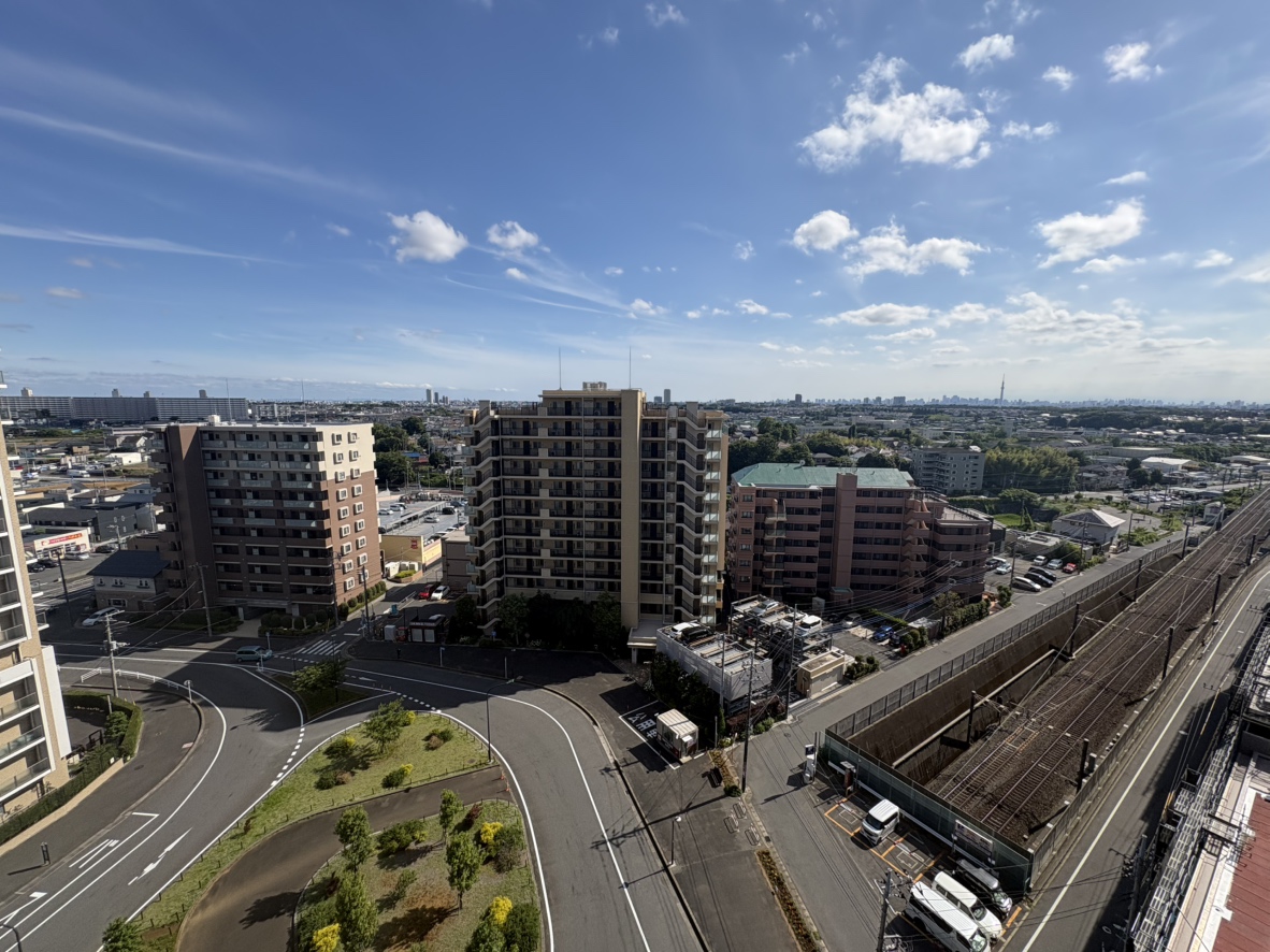 【バルコニーからの眺望写真】前面に視界を遮るような高い建物は無く、天気の良い日には心地よい青空を楽しめそうです。※眺望は将来に渡って保証するものではありません。