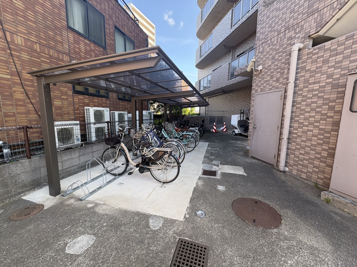 【駐輪場】敷地内に駐輪場が設置されています。空き状況など、詳細についてはお気軽にお問い合わせください。