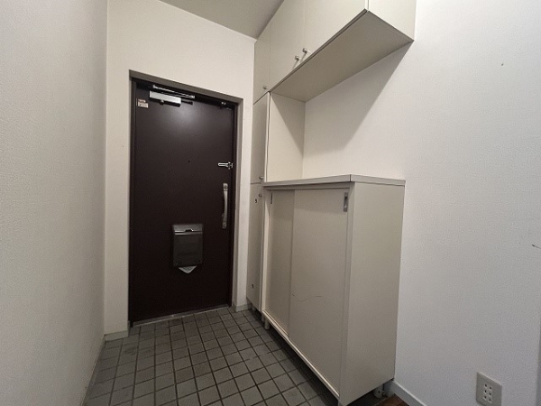 玄関スペース。下足入れ完備。