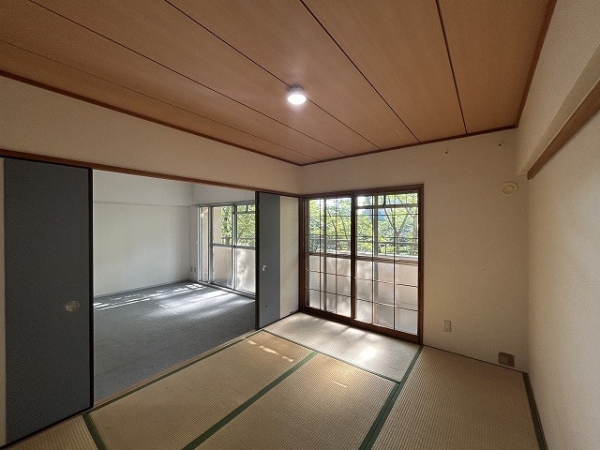 西側6畳の和室。収納完備しております。