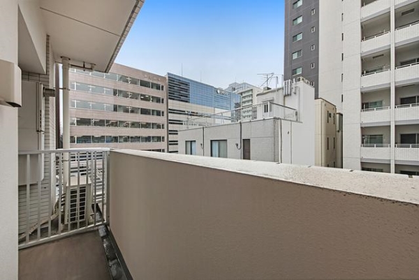 【バルコニー】南・西方面から光が差し込むバルコニー