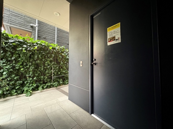 【ごみ置き場】24時間利用可。屋根ありのアプローチ。