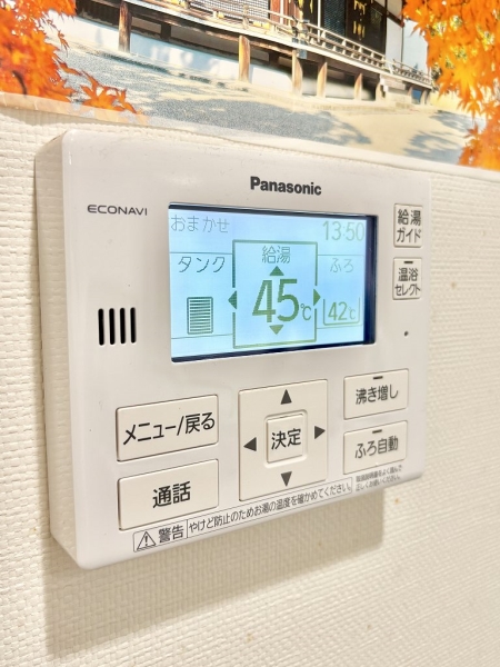 キッチンには給湯器のリモコン設置