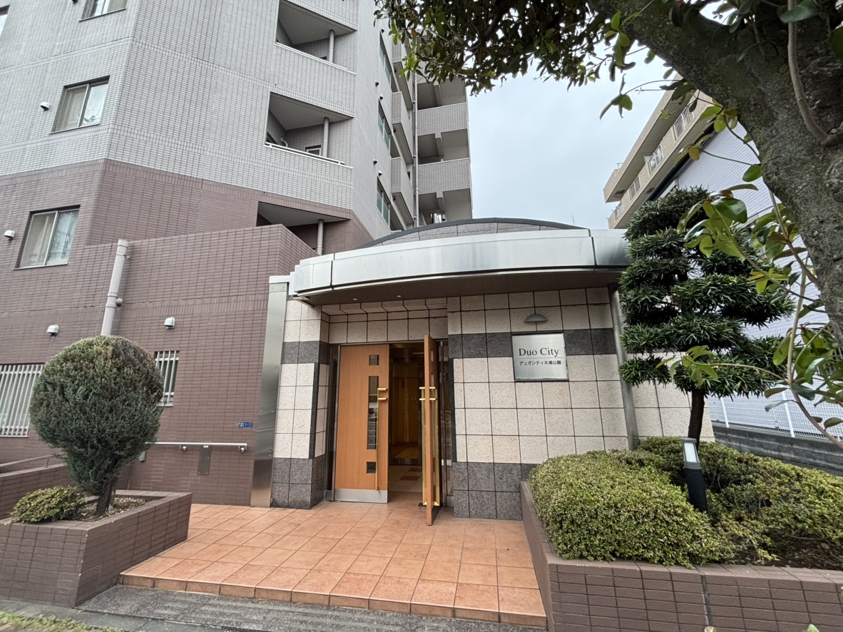 【エントランス】大和ライフネクスト株式会社による、巡回管理が行われています。マンション敷地内の植栽は丁寧に整えられており、管理の良さが窺えます。