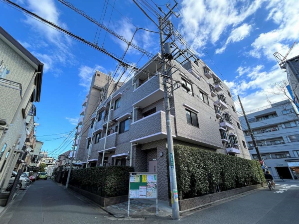 マンション裏側、ゴミ置き場方面
