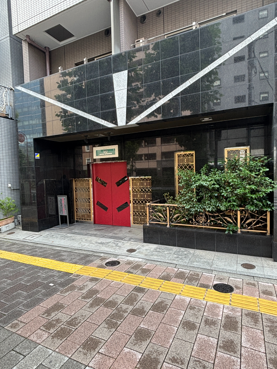 【エントランス】マンションにはエレベーターが設置されているため、お買い物やお仕事帰りに重い荷物を持っていても、3階のお部屋までスムーズに移動することができます。