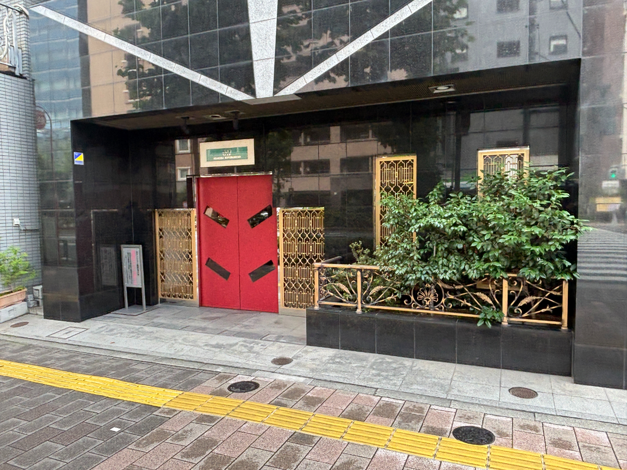 【エントランス】街並みに溶け込むお洒落な外観。エントランス横には、手入れの行き届いた植栽が施されており、季節の移り変わりを身近に感じることもできそうです。