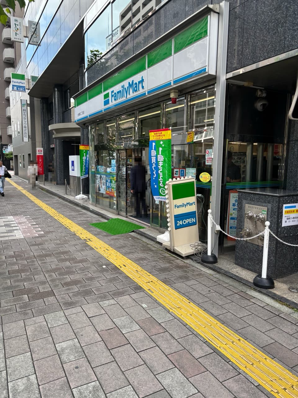 【ファミリマート台東寿二丁目店】徒歩1分。24時間営業。お酒・たばこ・マルチコピー機・Wi-Fiなどが取り扱われています。東京メトロ銀座線「田原町」駅との間に位置し、駅利用時にも気軽に立ち寄れます。