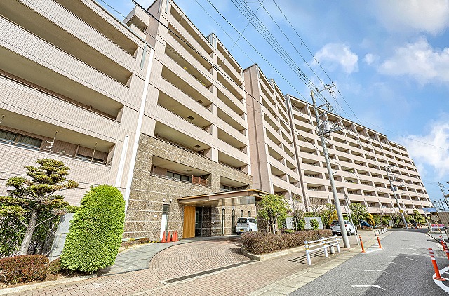 24時間セキュリティサービス、防犯カメラ、TVモニター付オートロック付です。