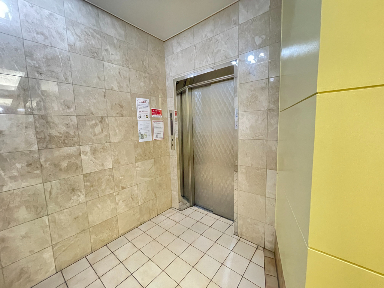【エレベーター】マンションにエレベーターが備わっています。買い物帰りなどの重い荷物を持っているときも、スムーズに帰宅することができます。