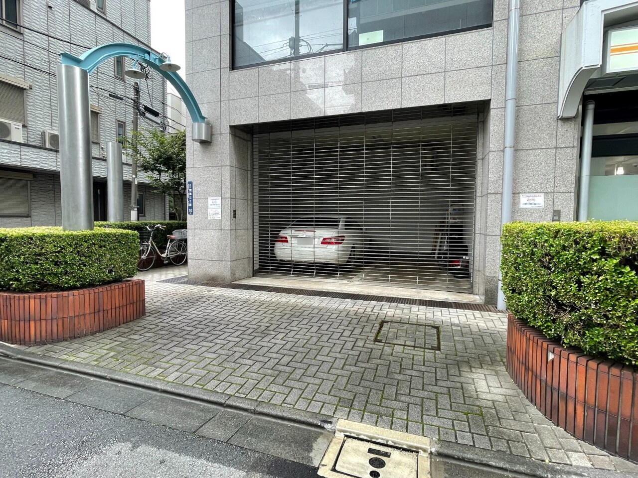 【駐車場】マンション敷地内に駐車場が用意されています。ご利用には別途費用が掛かります。空き状況等詳細は、お問い合わせください。