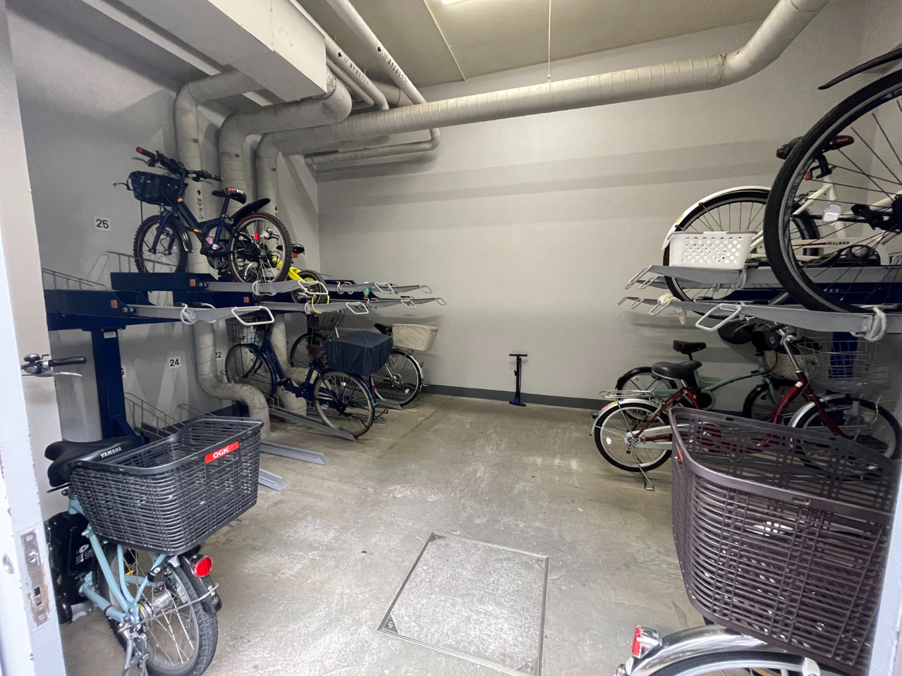 【駐輪場】駐輪場は2段式です。屋根があるので、雨から大切な自転車を守ってくれます。使用方法はお気軽にお問い合わせください。