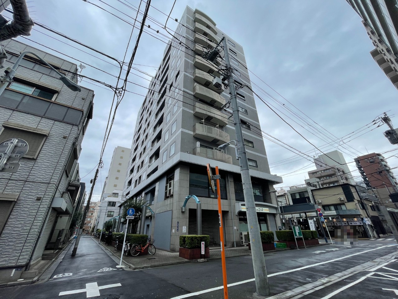 【外観】幼稚園・小学校が徒歩4分圏内にあり、お子様のいるご家庭にもおすすめの立地。2026年9月リフォーム完了のきれいな住戸で、新生活をスタートできます。