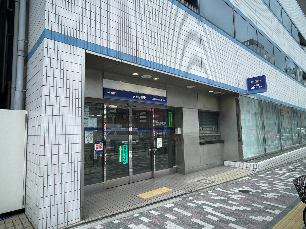 【みずほ銀行ATM(浅草千束通り出張所)】徒歩2分。平日6:00～深夜2:00まで利用できるので、お仕事帰りや急な入用の際にも便利です。Pay-easyにも対応されています。