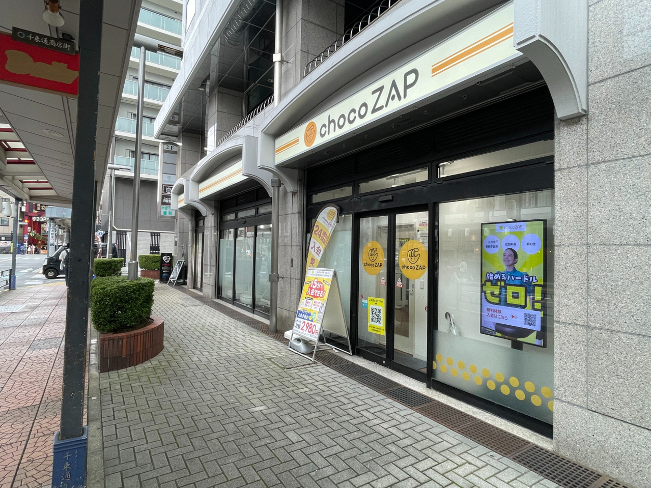 【chocoZAP浅草】徒歩1分。マンション1階にある24時間営業のジム。スマホで混雑状況が確認できるので、観光や買い物、外出のついでにもスムーズに利用できます。