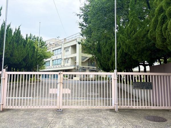 区立亀戸中学校まで徒歩３分　（約１８０ｍ）
