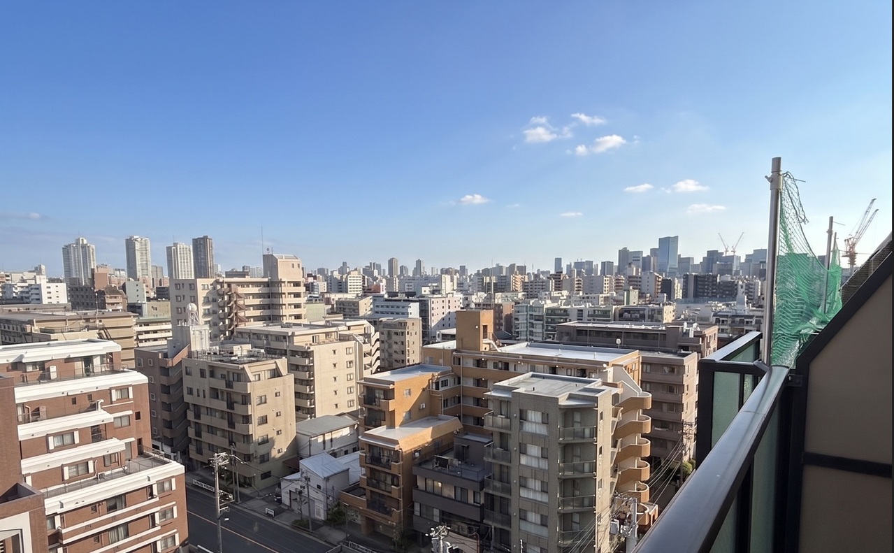 【住戸からの眺望写真】視界を遮る高い建物がなく、開放的な眺望が広がります。昼と夜で違った雰囲気の景色を堪能いただけそうです。※眺望は将来にわたって保証するものではありません。