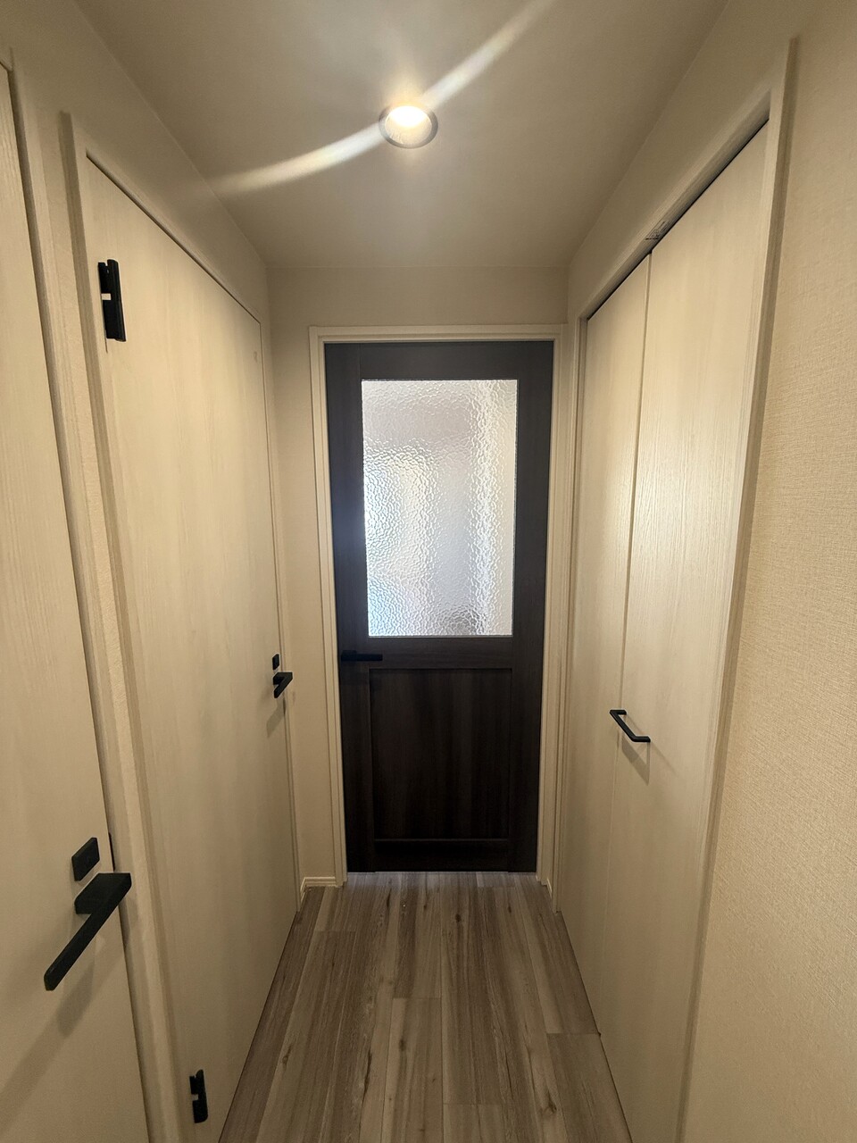 【玄関】玄関を入ると左手に洗面所が配されており、帰宅後すぐの手洗いが可能です。廊下には収納があり、生活用品のストックや季節家電などを保管できます。