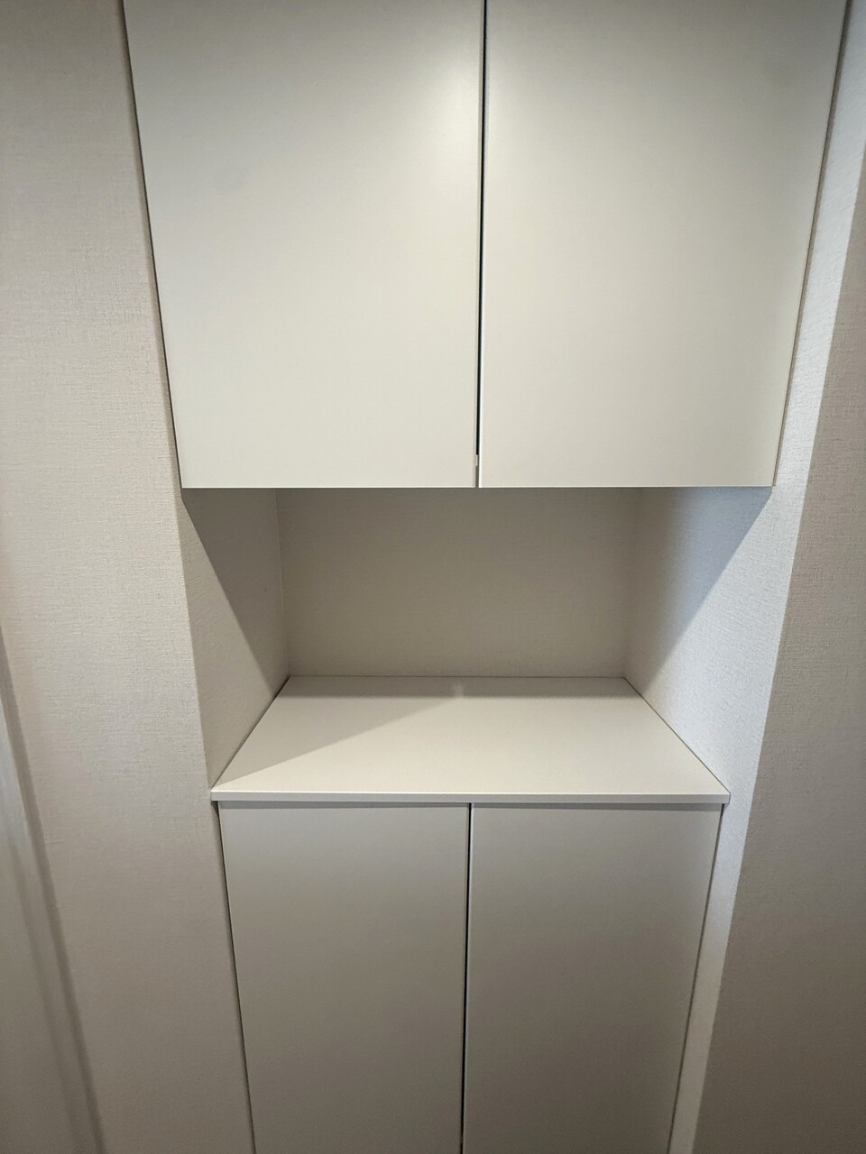 【シューズボックス】上下に分かれたシューズボックスで、使用頻度や季節ごとに分けて保管することができます。棚上には、鍵置き場や小物を飾るのに重宝します。