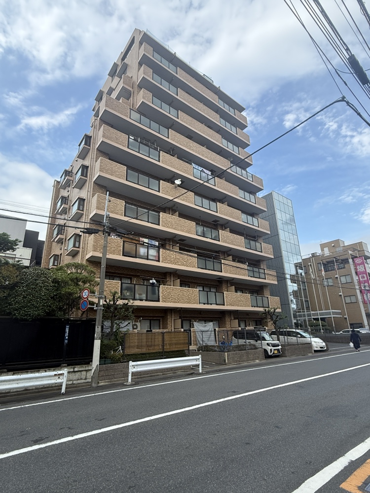 【外観写真】地上11階建・総戸数44戸のマンションです。「新宿」駅や「渋谷」駅までダイレクトアクセス可能。高速道路も近く、お車でのお出掛けも快適です。