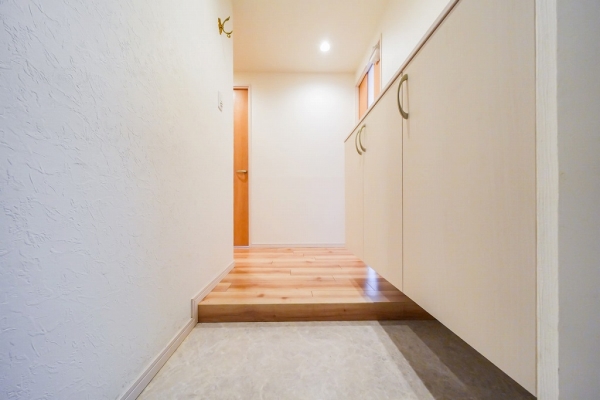 白を基調としたデザインの玄関