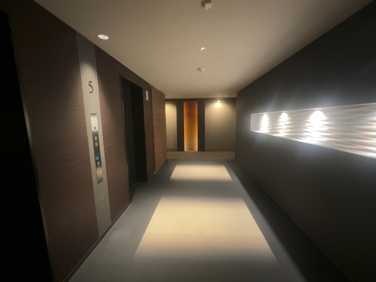 【エレベーターホール】内廊下を採用しています。天気の悪い日にも濡れずに玄関まで移動できます。外部から玄関内が見えないので、プライバシーを守ることができます。