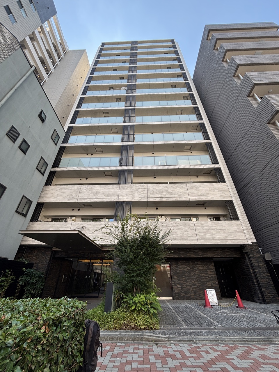 【現地外観】外からの熱や冷気を防ぐ、複層ガラスを採用したマンションです。LD部分に床暖房があり、寒い日も暖かく過ごせます。